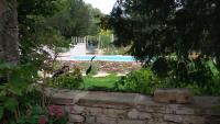 A piscina localizada em De Pierre et de Lumi&egrave;re ou nos arredores