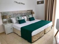 Posteľ alebo postele v izbe v ubytovaní Apartamentos Las Palmeras