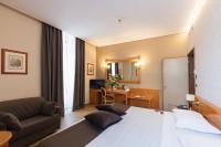 A bed or beds in a room at Hotel Concord