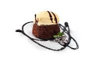 卡利亚里撒丁岛套房和餐厅酒店的盘子里放着一块巧克力蛋糕和冰淇淋。