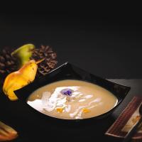 Un tazón de sopa sobre una mesa con un tazón de comida. en Hotel Pagony Wellness, en Nyíregyháza