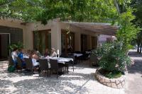 Reštaurácia alebo iné gastronomické zariadenie v ubytovaní Pansion Maestral