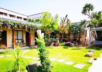 a garden in front of a building at Borabora B&amp;B in Nanwan