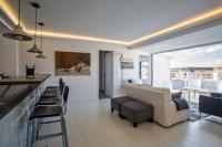 Posezení v ubytování Bright Apartment with Stunning Acropolis Views! SG5
