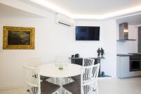 TV a/nebo společenská místnost v ubytování Bright Apartment with Stunning Acropolis Views! SG5
