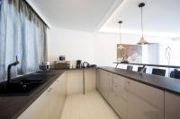 Kuchyň nebo kuchyňský kout v ubytování Bright Apartment with Stunning Acropolis Views! SG5