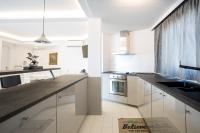 Kuchyň nebo kuchyňský kout v ubytování Bright Apartment with Stunning Acropolis Views! SG5