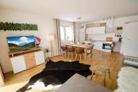Kuchnia lub aneks kuchenny w obiekcie Finest Kitzblick Golf Suites by All in One Apartments