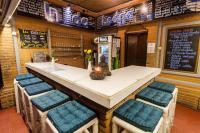 Un bar en un restaurante con una mesa y taburetes. en In Da Lodge, en Ubud