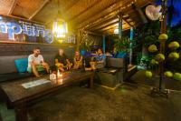un grupo de personas sentadas en un sofá en una habitación en In Da Lodge, en Ubud