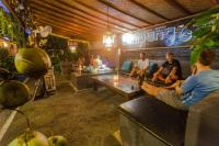 un grupo de hombres sentados en una habitación en In Da Lodge, en Ubud