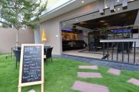 een restaurant met een bord voor het bord bij LawinTa Hotel Pattaya in Jomtien Beach