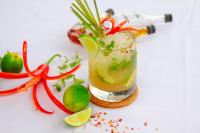 Een drankje op tafel met limoen en rode paprika. bij The Ocean Villas Managed by The Ocean Resort in Da Nang