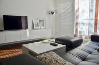 Televízia a/alebo spoločenská miestnosť v ubytovaní Apartament Wzgórze Słowików