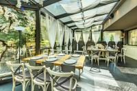 En restaurant eller et andet spisested på All Seasons Residence Design Hotel - Free parking