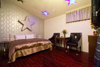 a bedroom with a bed and stars on the wall at Formosa Vacation Village Homestay in Ren&#39;ai
