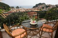 Una mesa y sillas en un balcón con vista. en Katsios Studios, en Parga