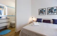 A bed or beds in a room at Jolie Julie Accomodation