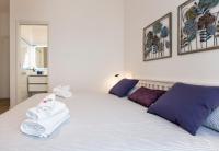 A bed or beds in a room at Jolie Julie Accomodation