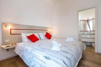 A bed or beds in a room at Jolie Julie Accomodation