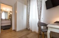 A television and/or entertainment centre at Jolie Julie Accomodation