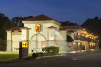 Un edificio de hotel con un cartel delante. en Super 8 by Wyndham Ormond Beach, en Ormond Beach