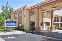 Un cartel de hotel frente a un edificio en Travelodge by Wyndham Banning Casino and Outlet Mall, en Banning