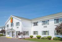Un gran edificio blanco con un cartel en él. en Super 8 by Wyndham Canandaigua, en Canandaigua