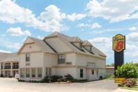 un hotel con un cartel delante en Super 8 by Wyndham Enid, en Enid