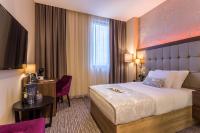 Łóżko lub łóżka w pokoju w obiekcie Admiral Hotel