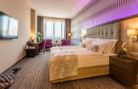 Łóżko lub łóżka w pokoju w obiekcie Admiral Hotel