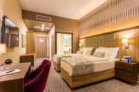 Łóżko lub łóżka w pokoju w obiekcie Admiral Hotel