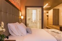 Łóżko lub łóżka w pokoju w obiekcie Admiral Hotel