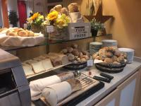 Un buffet de pan y pasteles en una mesa en Ramada Plaza by Wyndham Milano, en Milán