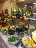 un buffet con tazones de frutas y hortalizas en un mostrador en Ramada Plaza by Wyndham Milano, en Milán