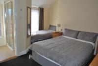 Una habitación de hotel con una cama y una ventana. en Parkway Guesthouse, en Dublín