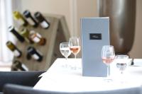 Un grupo de copas de vino sobre una mesa. en Landhotel Potsdam, en Potsdam