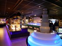 ein Einkaufszentrum mit aastery ... in der Unterkunft Hotel het Oosten in Alphen aan den Rijn