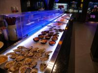 ein Buffet mit Austern in einem Restaurant in der Unterkunft Hotel het Oosten in Alphen aan den Rijn