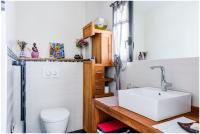 La salle de bains est pourvue d&#39;un lavabo et de toilettes. dans l&#39;établissement Château Serigues, à Gap