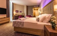 Telewizja i/lub zestaw kina domowego w obiekcie Admiral Hotel