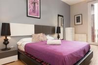 Posteľ alebo postele v izbe v ubytovaní Akira Flats Roger de Flor Chic apartment