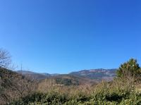 a clear blue sky with mountains in the background at Le Chalet in Prémian