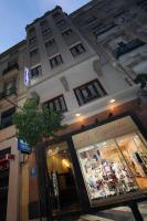 una tienda frente a un edificio con ventana en Hostal Victoria, en Málaga