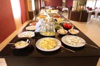 Una línea de buffet con platos de comida en una mesa. en Laodikya Hotel, en Denizli