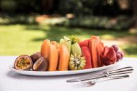 un plato de frutas y hortalizas en una mesa en African Rock Hotel & Spa, a "Boutique Lifestyle Resort", en Kempton Park