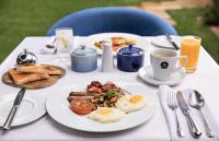 Una mesa con un plato de comida para desayunar encima. en African Rock Hotel & Spa, a "Boutique Lifestyle Resort", en Kempton Park