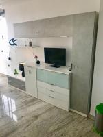 Televízia a/alebo spoločenská miestnosť v ubytovaní Estudios HORIZONTE BEACH