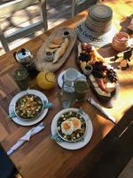 uma mesa de madeira com pratos de comida sobre ela em Fenix Beach Cartagena em Tierra Bomba