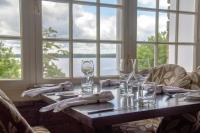 WindermereにあるWindermere Houseの窓際のテーブル(ガラスとナプキン付)